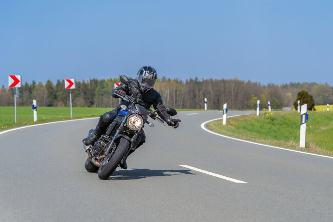 Die Linke zum Gruß - so können sich Motorradfahrer ab Montag in Sachsen wieder auf der Straße grüßen.