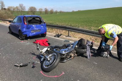 Motorradfahrer kollidiert mit Opel bei Ostrau - Mit Start der Motorradsaison wirde ein Biker bei einem Unfall in Ostrau am Sonntag verletzt.