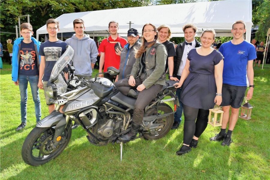 Motorradfahrer läuten Gottesdienst und Sommerfest im Erzgebirge ein - Theresa Thierfelder (Mitte) hat den Motorradfahrer-Gottesdienst nach Thum geholt.