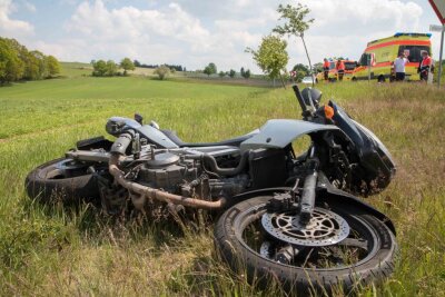 Motorradfahrer prallt gegen Baum und verletzt sich schwer - Ein Motorradfahrer ist am Sonntag in Conradsdorf verunglückt.
