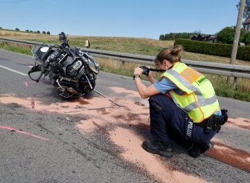 Motorradfahrer schwer verletzt - Nach einem Unfall war die B 101 am Donnerstag zeitweise gesperrt. 