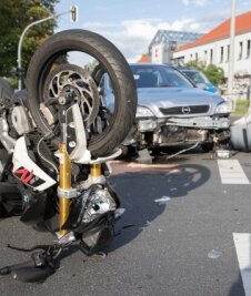 Motorradfahrer schwer verletzt - Der Fahrer des Motorrads kam schwer verletzt in ein Krankenhaus.