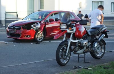Motorradfahrer schwer verletzt - 