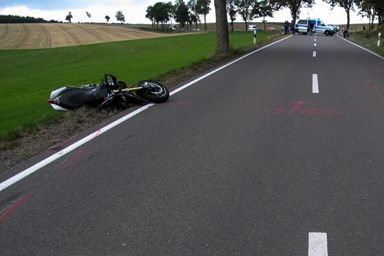 Motorradfahrer stirbt bei tragischem Unfall in Pilsdorf - 