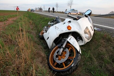 Ein 29-jähriger Motorrad-Fahrer ist am Dienstagabend nahe Lugau bei einem Unfall gestorben.