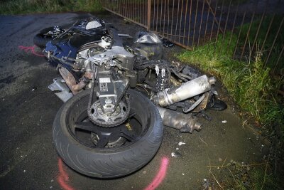 Motorradfahrer stirbt nach Zusammenstoß mit Transporter - Bei einem Unfall ist am Donnerstagabend ein 37-jähriger Motorradfahrer ums Leben gekommen.