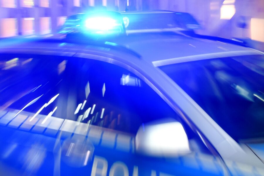 Motorradfahrer stürzt und rutscht gegen Transporter - ILLUSTRATION - Ein Streifenwagen der Polizei steht mit eingeschaltetem Blaulicht auf der Straße.