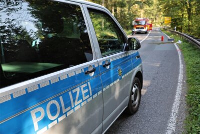 Motorradfahrer wird bei Unfall bei Eibenstock schwer verletzt - Ein Motorradfahrer kam mit seiner Suzuki nach rechts von der Straße ab und kollidierte mit der Leitplanke.