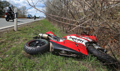 Motorradfahrer wird bei Unfall verletzt - Das Motorrad des verletzten Fahrers.
