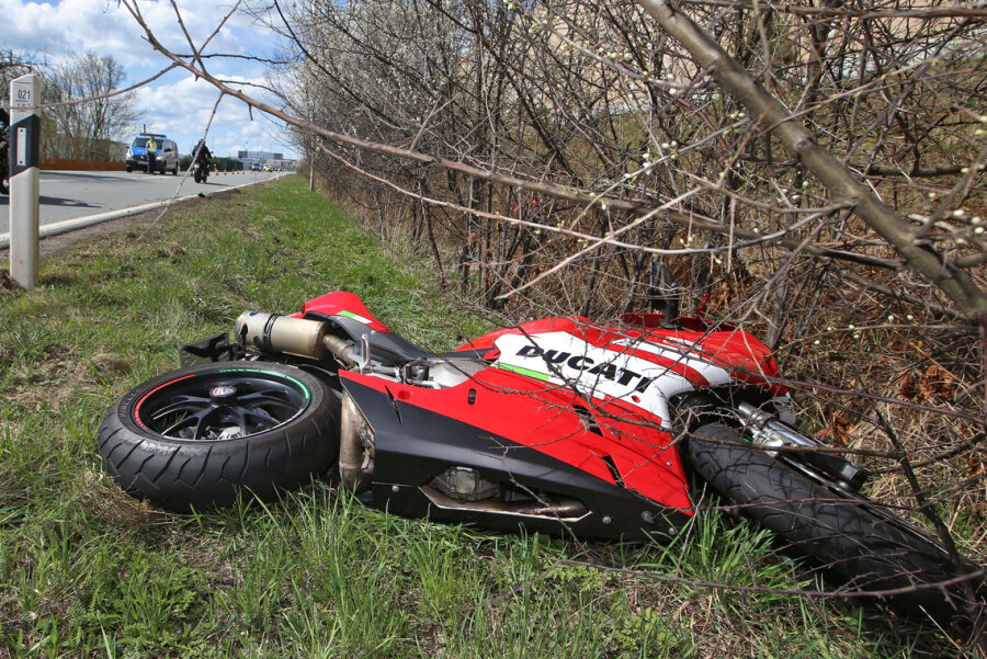 Motorradfahrer wird bei Unfall verletzt - Das Motorrad des verletzten Fahrers.