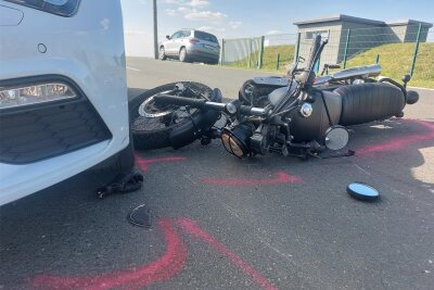 Motorradfahrerin bei Kollision nahe Weißenborn schwer verletzt - Der Unfall ereignete sich am Donnerstagnachmittag auf der Straße Richtung Frauenstein.