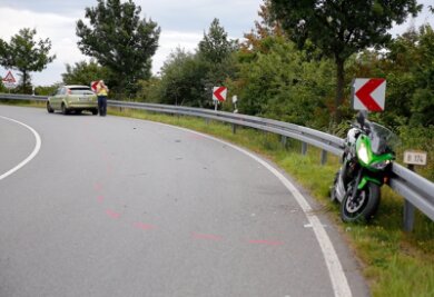 Motorradfahrerin bei Unfall auf B 174 schwer verletzt - 
