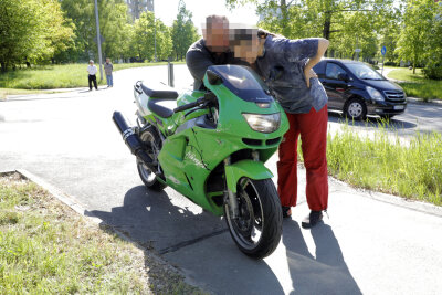 Motorradfahrerin bei Unfall schwer verletzt - 
