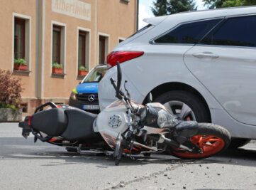 Motorradfahrerin in Lichtenstein von Auto erfasst - Der Unfall ereignete sich an einer Kreuzung in Lichtenau.