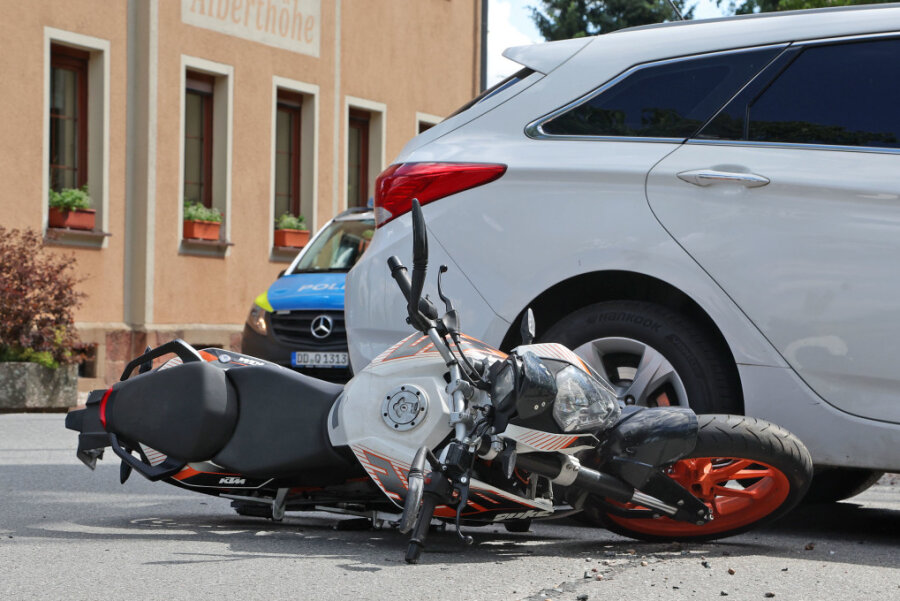 Motorradfahrerin in Lichtenstein von Auto erfasst - Der Unfall ereignete sich an einer Kreuzung in Lichtenau.