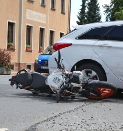 Motorradfahrerin schwer verletzt - Die Motorradfahrerin prallte gegen den Hyundai und stürzte.