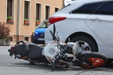 Die Motorradfahrerin prallte gegen den Hyundai und stürzte.
