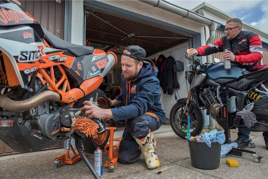 Patrick Böhme (links) und Nico Aurich haben am Sonntag ihre Motorräder fit gemacht, um gut in die neue Saison zu starten. Nico Aurichs (39) Maschine ist eine Honda CB 650 R. Er fährt seit 2014 Motorrad.