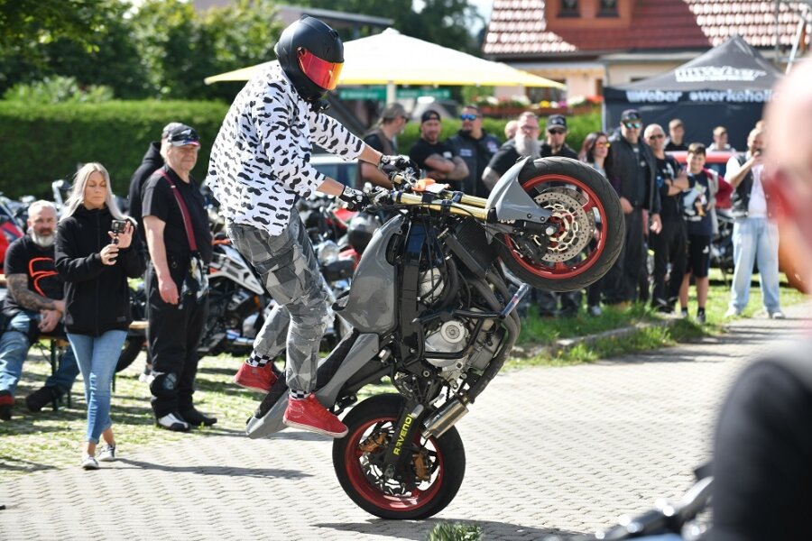 Motorradtreffen am Klein-Erzgebirge in Oederan - Stuntshow mit "Schnauzbart" Tommy Schubert aus Leipzig auf seiner Honda CBR 600.