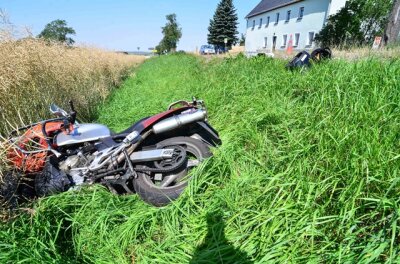 Motorradunfall: 64-jähriger Biker und 62-jährige Sozia schwer verletzt - 