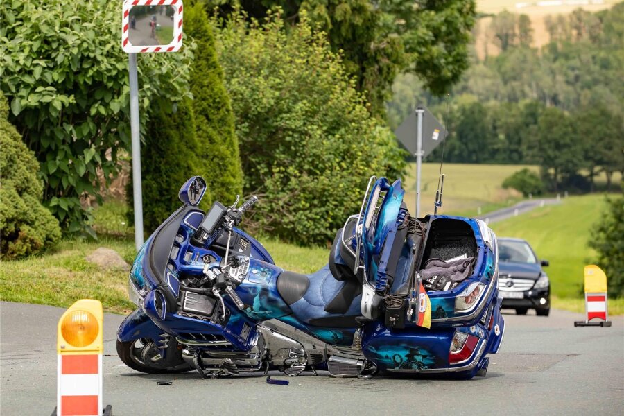 Motorradunfall im Vogtland: Opel nimmt Honda Gold Wing die Vorfahrt - Der Unfall hat sich am Sonntagnachmittag in Görschnitz bei Elsterberg ereignet.