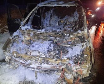 Motorschaden: Auto brennt komplett aus - Die Feuerwehr konnte trotz schnellen Einsatzes das Ausbrennen des Autos nicht mehr verhindern. 