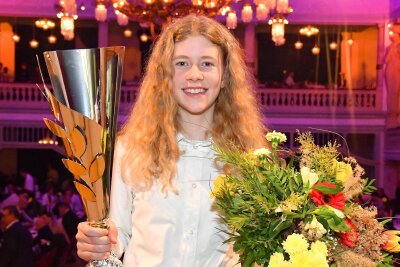 Motorsport: ADAC Sachsen kürt Anina Urlaß aus Hohndorf zur Nachwuchssportlerin des Jahres - Anina Urlaß mit Blumenstrauß und Siegerpokal. Pokale will die junge Hohndorferin auch künftig viele gewinnen – deshalb treibt die 13-Jährige ihre Motorsportkarriere zielstrebig voran.