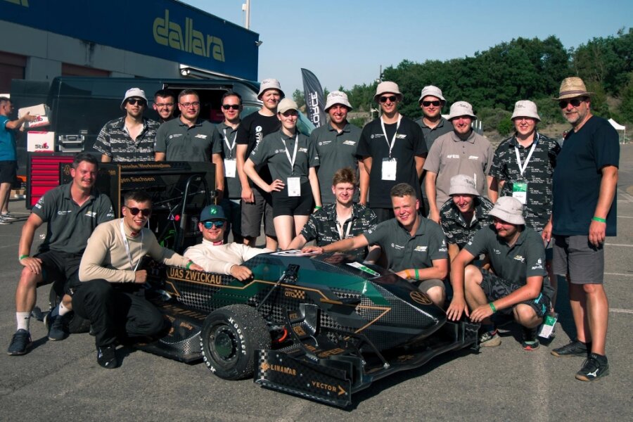 Motorsport an der Westsächsischen Hochschule: Zwickauer Rennwagen erobert die Welt - Im italienischen Varano de' Melegari ist das WHZ-Racingteam mit einem Erfolg in die Saison gestartet.