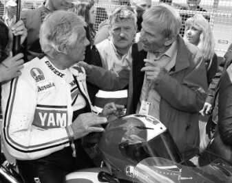 Rolf Uhlig (r.) ist dem Motorsport eng verbunden, kennt zahlreiche Fahrer persönlich. Hier plauderte er 2020 mit dem 15-maligen Weltmeister Giacomo Agostini. 