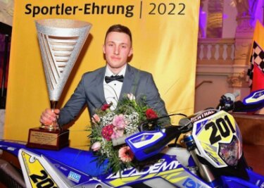 "Motorsport-Oscar" nach Mittelsachsen - Am Freitagabend tauschte Luca Fischeder die Enduro-Uniform mit dem Anzug und nahm auch noch eine neue Trophäe mit nach Hause.