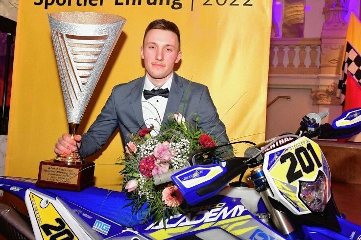 "Motorsport-Oscar" nach Mittelsachsen - Am Freitagabend tauschte Luca Fischeder die Enduro-Uniform mit dem Anzug und nahm auch noch eine neue Trophäe mit nach Hause.
