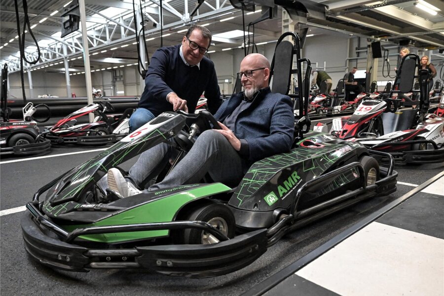 Motorsportarena will Europameisterschaft nach Mülsen holen - Roberto Urlaß (links) weist Leitermann-Geschäftsführer Thorsten Büchler (rechts) ins Kartfahren ein.