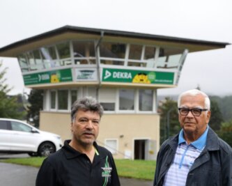 Motorsportclub gibt seit 30 Jahren Vollgas - Der erste Vorstandsvorsitzende des AMC, Bernd Riedel (rechts) und der aktuelle Vereinschef, Olsen Hänel, arbeiten noch heute eng zusammen. Sie haben ein Stück Sachsenring-Geschichte mitgeschrieben. 