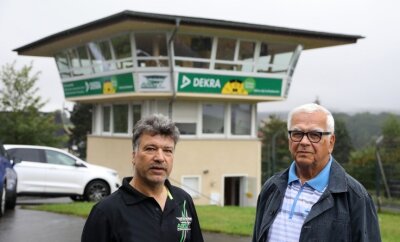 Motorsportclub gibt seit 30 Jahren Vollgas - Der erste Vorstandsvorsitzende des AMC, Bernd Riedel (rechts), und der aktuelle Vereinschef Olsen Hänel arbeiten noch heute eng zusammen. Sie haben ein Stück Sachsenring-Geschichte mitgeschrieben. 