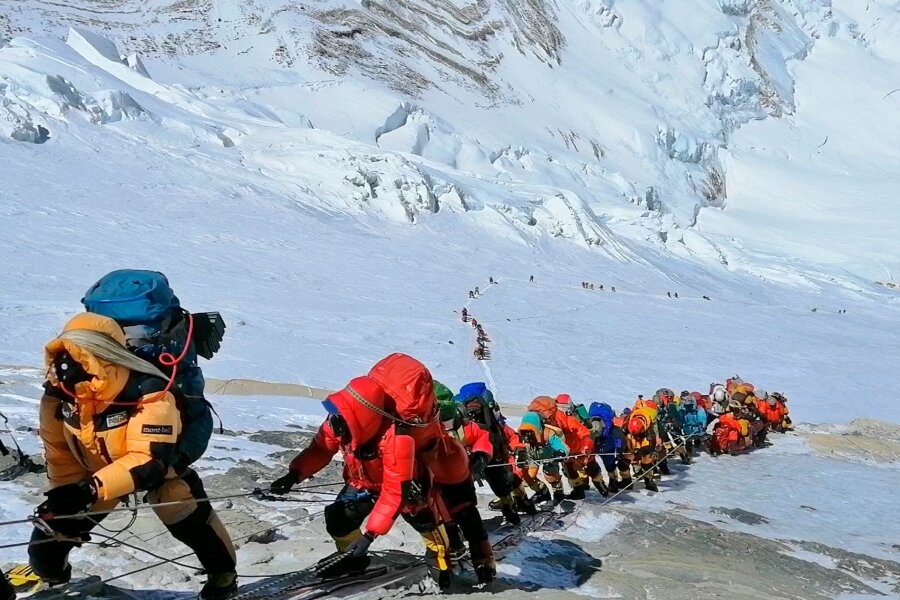 Mount Everest: Tracking-Gerät ist bald Pflicht - In einer langer Schlange gehen Bergsteiger auf einem Pfad knapp unterhalb von Lager vier auf dem Mount Everst. Bald ist ein Trecking-Gerät für jeden Pflicht.