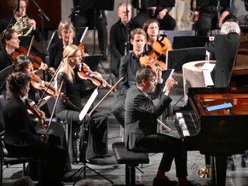 Mozartfest in Chemnitz eröffnet mit Werken aus drei Generationen der Familie - Eröffnung des Mozartfestes: das Netzwerkorchester unter der Leitung von Reinhard Goebel und Aaron Pilsan am Klavier.  