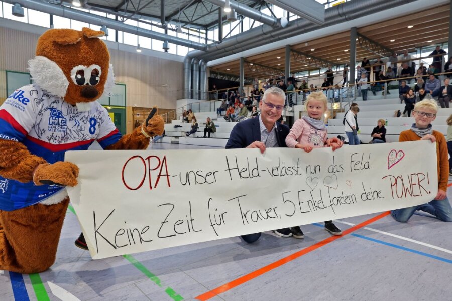 Zur Verabschiedung von Jens Rülke haben seine Enkelkinder Mira und Marius - gemeinsam mit Maskottchen "Hamster Heinrich" ein Plakat entrollt. 