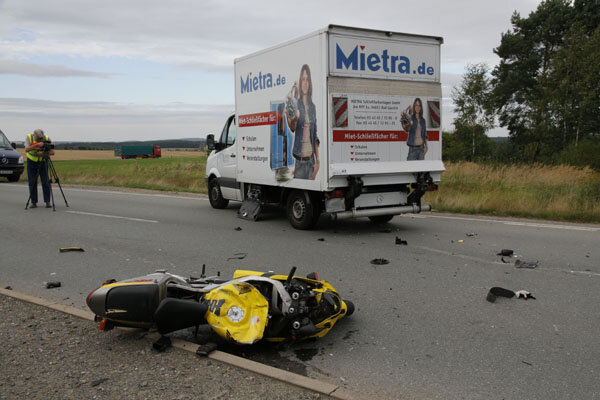 Mühlau: Motorradfahrer bei Zusammenprall tödlich verletzt - Gegen diesen Transporter prallte der Motorradfahrer.