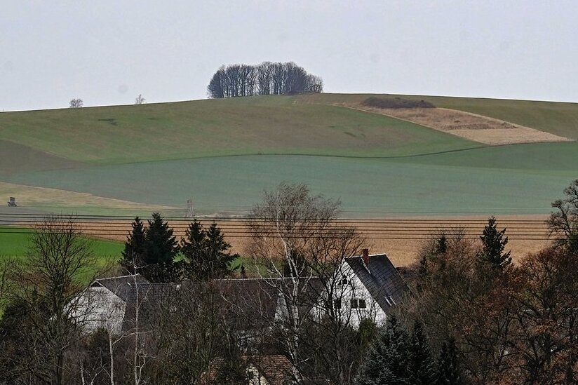Blick auf den Windberg in Mühlau aus Richtung Burgstädt. Seit etwa 30 Jahren ist geplant, nahe des Gewerbegebietes Granulit abzubauen. Am Mittwoch beschäftigte sich erneut das Verwaltungsgericht damit. 
