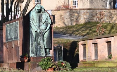 Mühlau will Ehrenmal sanieren lassen - Das Kriegerdenkmal am Platz der Ermahnung in Mühlau ist in keinem guten Zustand. Das soll sich bald ändern.