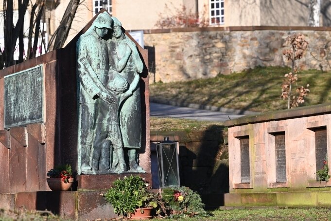 Mühlau will Ehrenmal sanieren lassen - Das Kriegerdenkmal am Platz der Ermahnung in Mühlau ist in keinem guten Zustand. Das soll sich bald ändern.