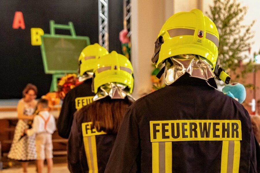 Mühlauer Feuerwehr bringt Zuckertüten in die Schule - Mühlauer Feuerwehrleute bringen den Erstklässlern wegen des Starkregens ihre Zuckertüten in die Heinrich-Heine-Grundschule. 