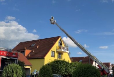 Mühlbach: Bewohner kommen nach Brand bei Freunden unter - Zu einem Brand im Dachgeschoss dieses Mehrfamilienhauses in Frankenberg eilten Rettungskräfte am Samstagabend. 