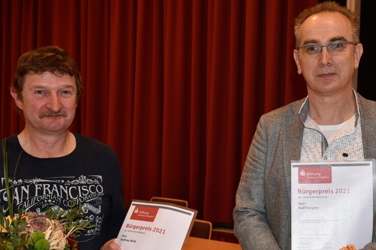 Mühlental ehrt zwei Engagierte - Mathias Wild (links) und Ralf Fengler wurden für ihr ehrenamtliches Engagement mit dem Bürgerpreis 2021 der Verwaltungsgemeinschaft Schöneck-Mühlental ausgezeichnet. 
