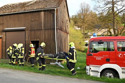 Mühlentaler Feuerwehr probt den Ernstfall - An einer Scheune in Hermsgrün wurde ein Brand simuliert.