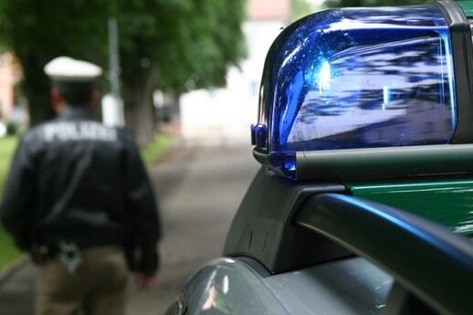 Mühlhausen: Auto prallt gegen Baum - Beifahrer schwer verletzt - 