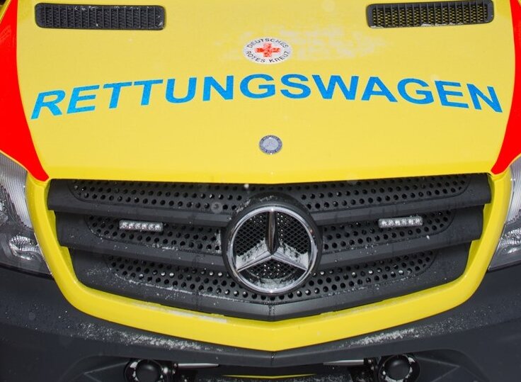 Mühlhausen: Auto prallt gegen Baum - Fahrer erleidet schwerste Verletzungen - 
