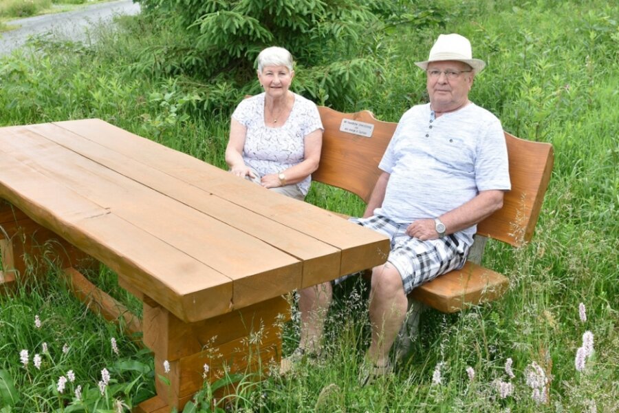 Die Urlauber Karin und Klaus Römhild aus Wandlitz machen Rast auf der rustikalen Ruhebank, die das Unternehmen Eins Energie in Sachsen Mühlleithen zur Verfügung stellt. 