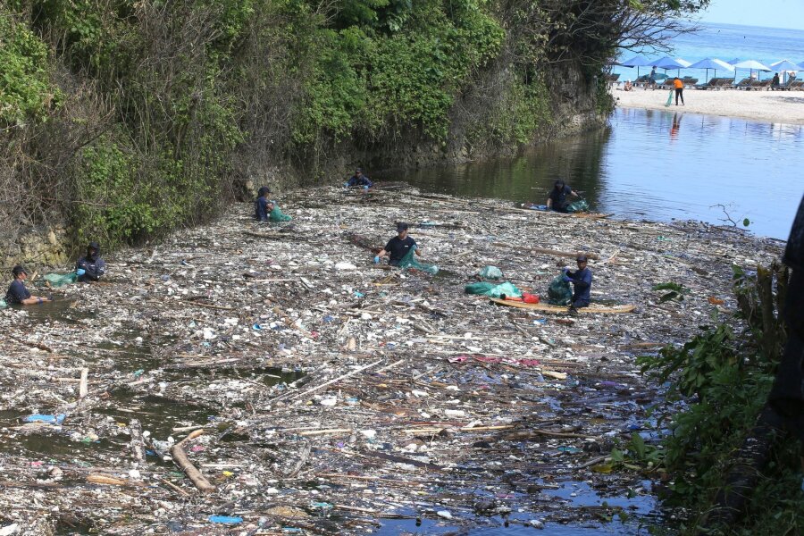 Müll-Flut überrollt Bali - Freiwillige sammeln in Pecatu auf Bali Müll aus einem Fluss. Die Abfall-Flut, die viele Strände und Flussufer seit Tagen überrollt, ist erschreckend.