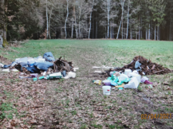 Müll illegal auf Wiese in Wildenau entsorgt - 